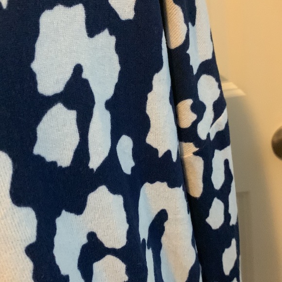 NWOT. Woman’s long sleeve v neck top. - Picture 3 of 8